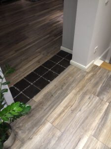 Boden verlegen - Laminat und Naturstein im Wohnbereich