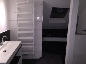 Fliesen verlegen - Badezimmer mit Fliesen in schwarz und weiß