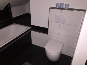 Fliesen verlegen - Badezimmer mit Fliesen in schwarz und weiß