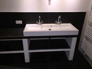 Fliesen verlegen - Badezimmer mit Fliesen in schwarz und weiß