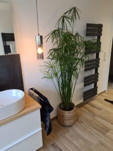 Fliesen verlegen - Badezimmer mit Fliesen in Holz-Optik