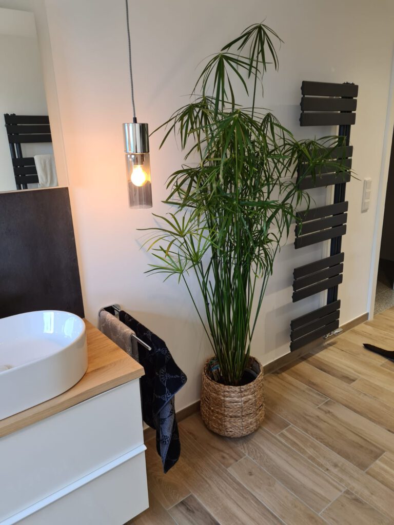 Fliesenarbeiten - Badezimmer mit Fliesen in Holz- und Beton-Optik