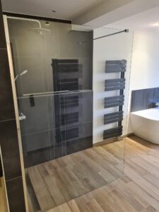 Fliesen verlegen - Badezimmer mit Fliesen in Holz-Optik