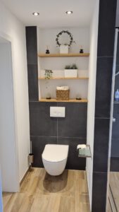 Fliesen verlegen - Badezimmer mit Fliesen in Holz-Optik