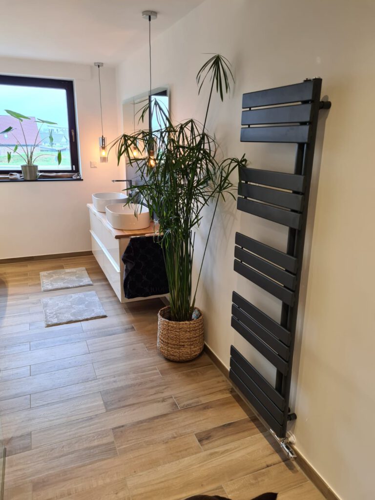 Fliesen verlegen - Badezimmer mit Fliesen in Holz-Optik