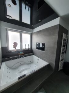 Lackspanndecke in schwarz glänzend im Badezimmer