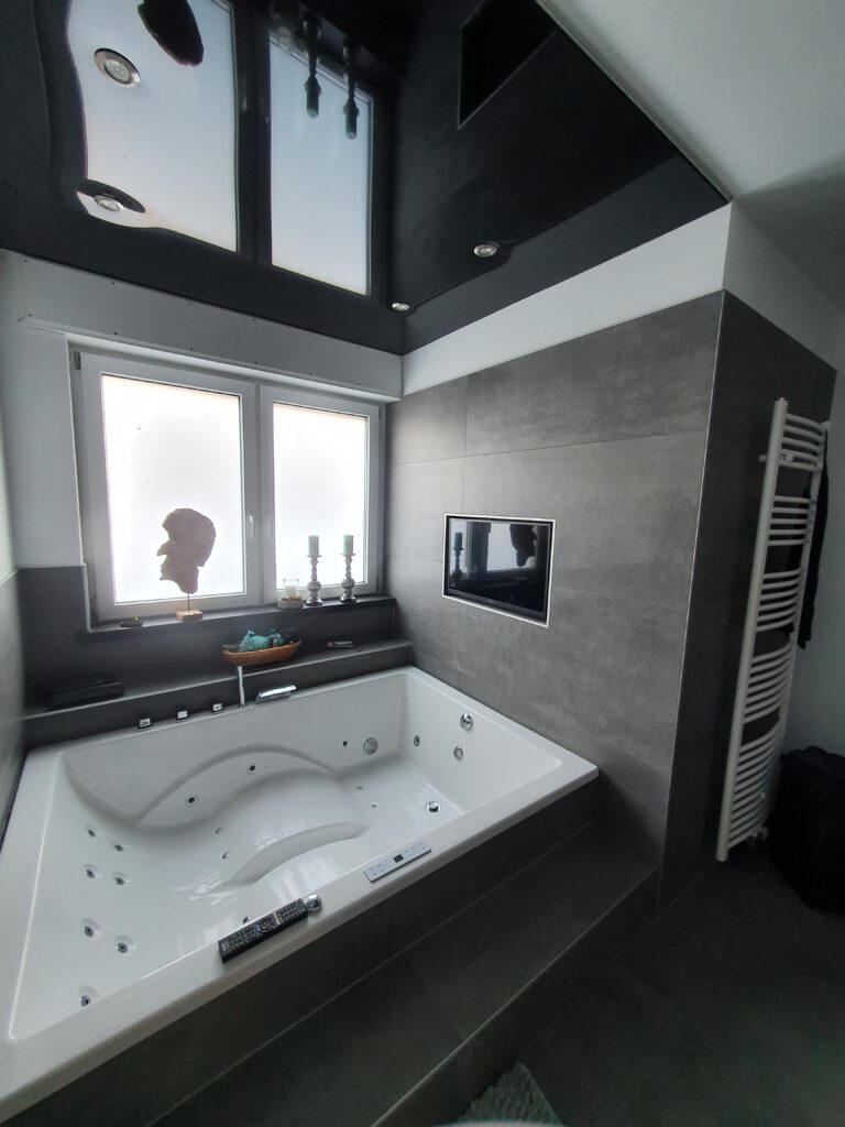 Lackspanndecke in schwarz glänzend im Badezimmer Lackspanndecke in schwarz glänzend im Badezimmer